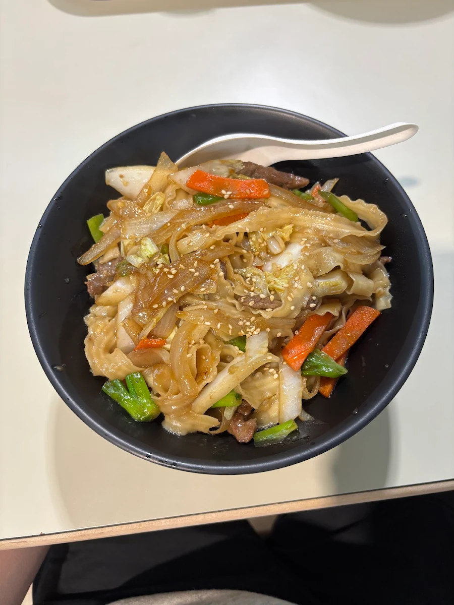 beef stir-fry flat noodle 牛肉炒刀削麵 with rice and 1 drink 附飯及一瓶飲料, 赤焱 Red Flame